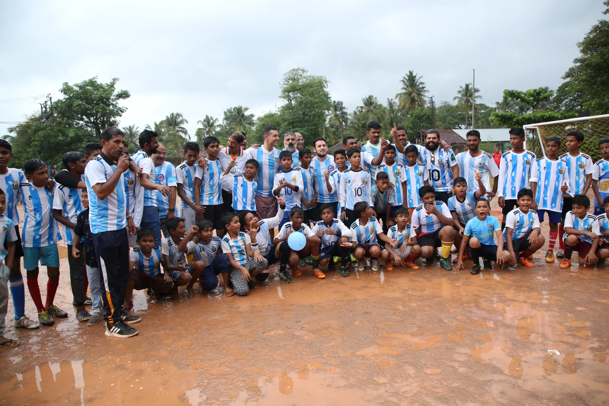 Academy players and coaches with the Argentinos Juniors delegation on the pitch